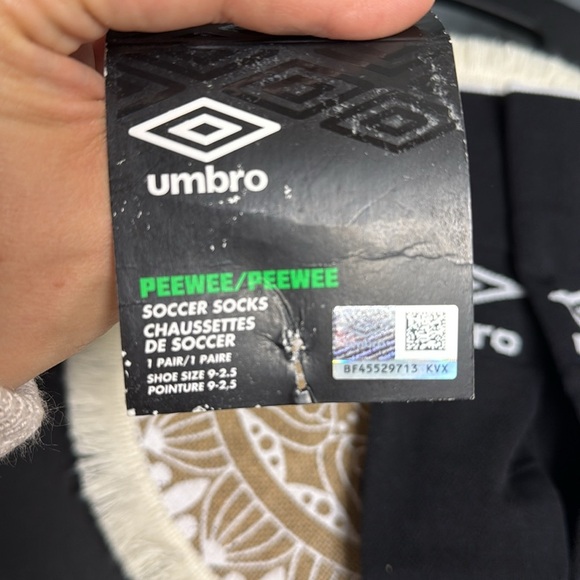 🏴 Umbro Black Peewee soccer socks kids size 9-2.5 NEW - Picture 2 of 4